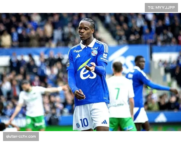 特写：19岁小将埃梅加收获法甲处子球后，与看台上的家人相拥